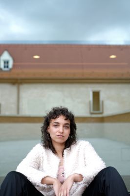 Genet Zegay (c) Gabriela Neeb Genet Zegay lehnt gegen das Fenster zur Terrasse des Münchner Volkstheaters