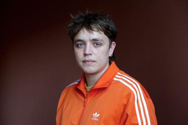 Lasse Stadelmann in orangener Adidas-Jacke