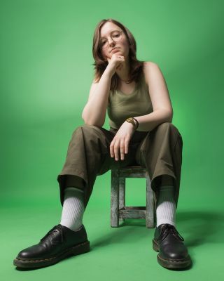 Foto von Johanna Bauer vor grünem Hintergrund