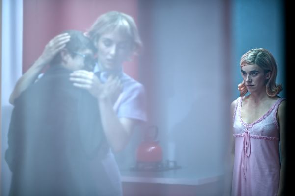 Nina Noé Stehlin, Lena Brückner, Ruth Bohsung (c) Gabriela Neeb In einer Projektion küsst Herr Vogler Alma während Elisabet zusieht.