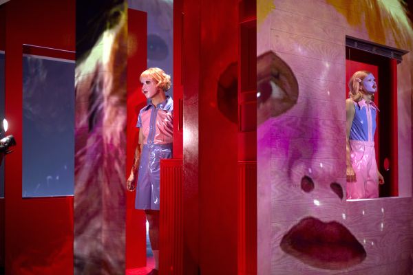 Nils Karsten, Nina Noé Stehlin (c) Gabriela Neeb Zwei Schauspieler*innen in Masken im Bühnenbild von PERSONA.