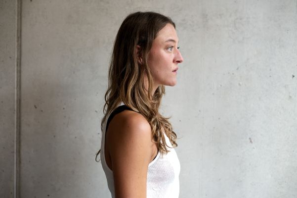 Lola Dockhorn (c) Gabriela Neeb Lola Dockhorn im Profil vor einer Betonwand