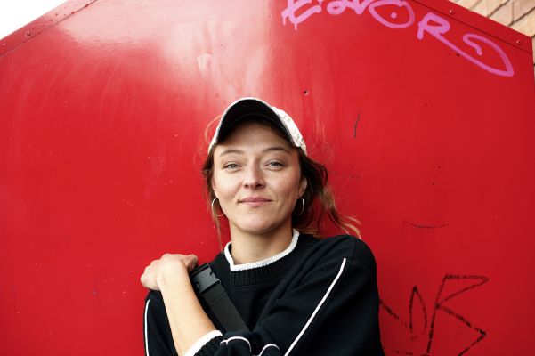 Lola Dockhorn (c) Gabriela Neeb Portraitfoto von Lola Dockhorn vor einer roten Wand
