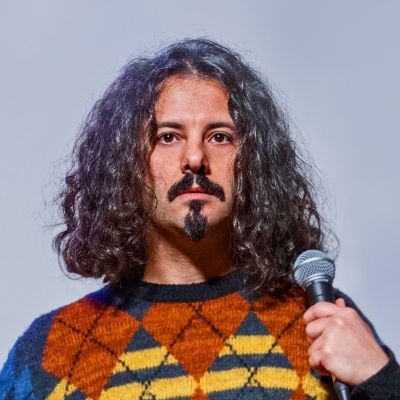 Portraitfoto von Gian Alba mit Mikrofon