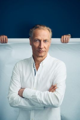 Portrait von Victor Schefé in weißem Hemd