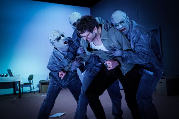 Baran Sönmez, Anton Nürnberg und Jonathan Müller halten Silas Breiding im Kampf fest.