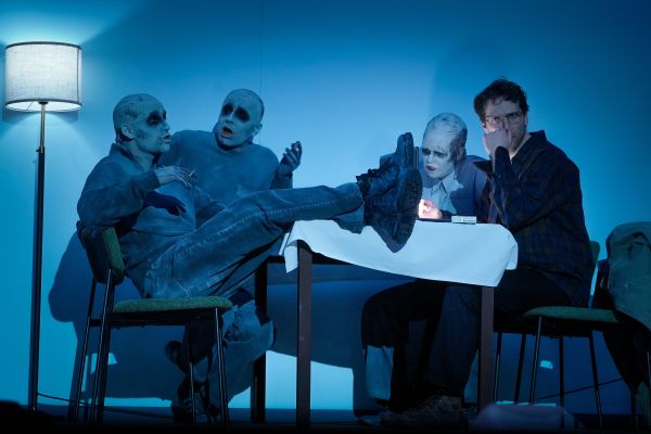 Alexandros Koutsoulis, Julian Gutmann, Maximiliane Haß und Silas Breiding sitzen am Esstisch.