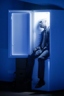 Jonathan Müller als Krähe sitzt in einem offenen Kühlschrank.