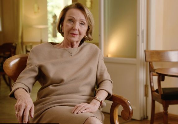 Sitzendes Porträtfoto von Dr. Eva Umlauf