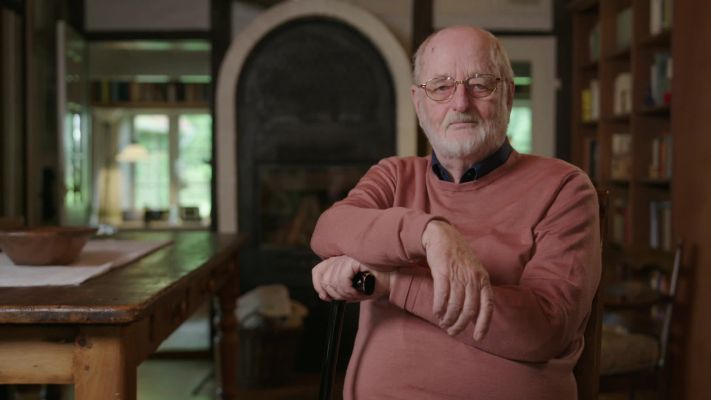 Sitzendes Porträtfoto von Niklas Frank