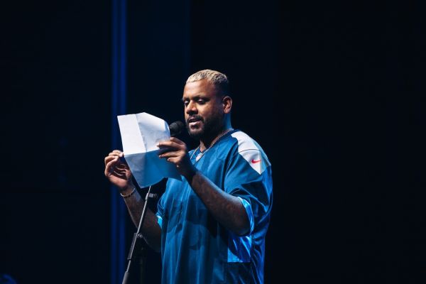 Anuraj Sri Rajarajendran vor Mikro bei einem Slam.