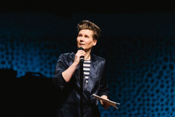 Kirsten Fuchs mit Mikro in der Hand bei einem Slam.