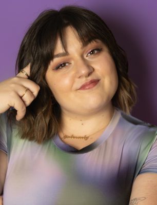 Teresa Reichl vor lila Hintergrund.