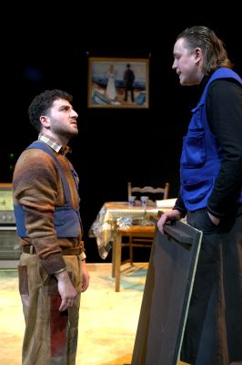 Zwei Schauspieler stehen sich gegenüber und sehen sich an.