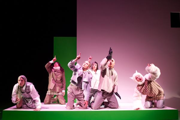 Das Ensemble von die Nashörner.