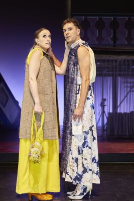 Clara Kroneck und Ansgar Sauren stehen sich gegenüber, jeweils eine Hand an der Wange des anderen. Kronecks verängstigter Blick richtet sich schräg nach oben, während Saurens schockierter Blick direkt in die Kamera gerichtet ist