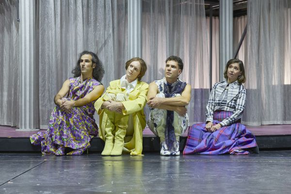 Alaaeldin Dyab, Julius Janosch Schulte, Ansgar Sauren und Katharina Brenner sitzen in einer Reihe mit skeptischen Blicken auf einer Stufe