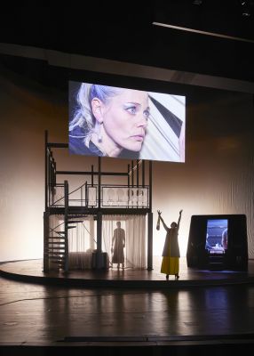 Elzemarieke de Vos´ Gesicht auf einem großen Bildschirm zu sehen. Darunter Ansgar Sauren und Clara Kroneck auf der Bühne