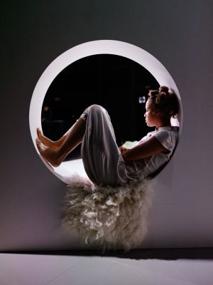 Elisa Lynn Dillier sitzt mit getrübten Blick und verschränkten Armen in einem Tunnel.