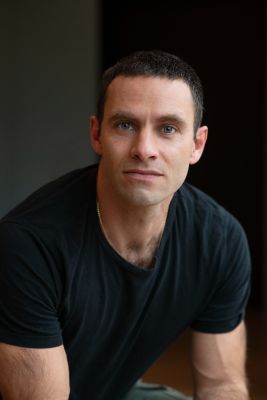 Portraitfoto von Jonathan Müller in schwarzem T-Shirt