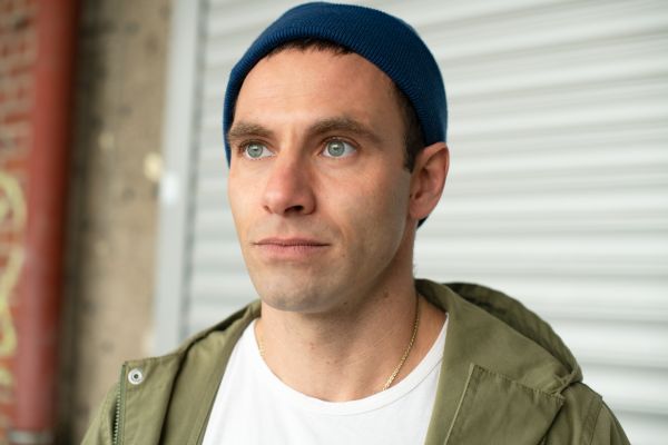 Portraitfoto von Jonathan Müller mit einem blauen Beanie