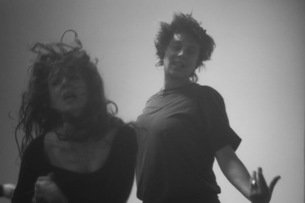 Eine Schwarz-Weiß-Fotografie von zwei Tänzerinnen in Bewegung