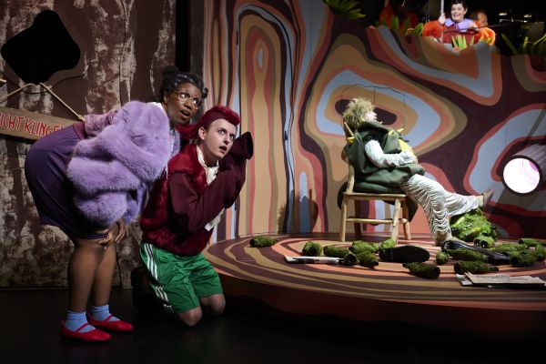 Der Miesepups schläft, eine Schauspielerin und ein Schauspieler lauschen gespannt.