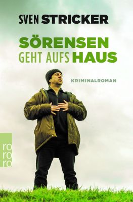 Buchcover SÖRENSEN GEHT AUFS HAUS: Ein Mann steht auf einer Wiese und blickt in die Ferne.