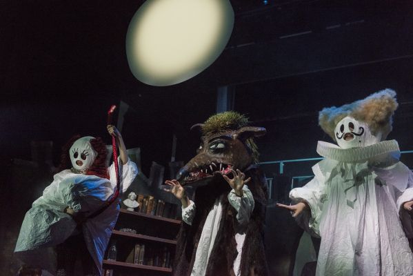 Ein Geist mit Eingeweiden in der Hand, ein Werwolf und ein weiteres Gespenst.