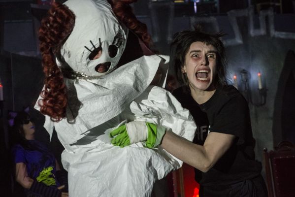 Ein Hausmädchen klammert sich angstvoll an ein Gespenst.