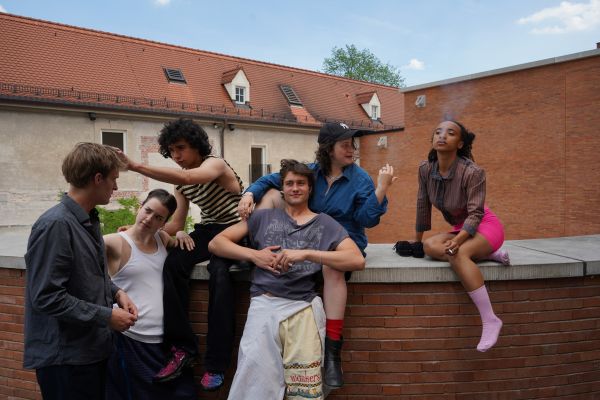 Eine Gruppe lungert auf einem Terrassengerüst.