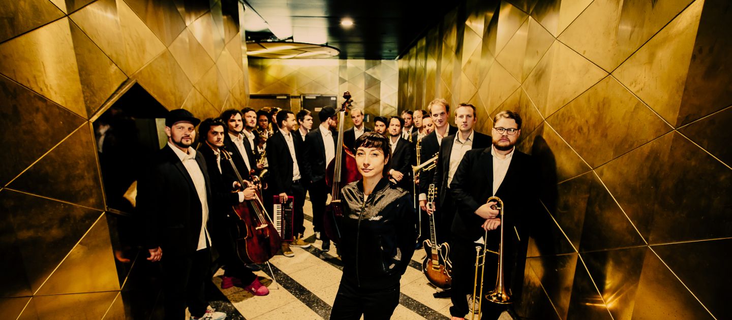 Das Foto zeigt Fiva und JRBB Big Band