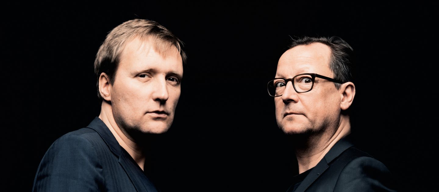 Jens Thomas und Matthias Brandt schütteln sich die Hände