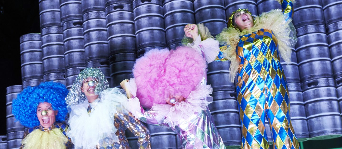Ensemble (c) Kartin Ribbe Die Schauspieler*innen auf der Bühne von "Karneval" (UA)