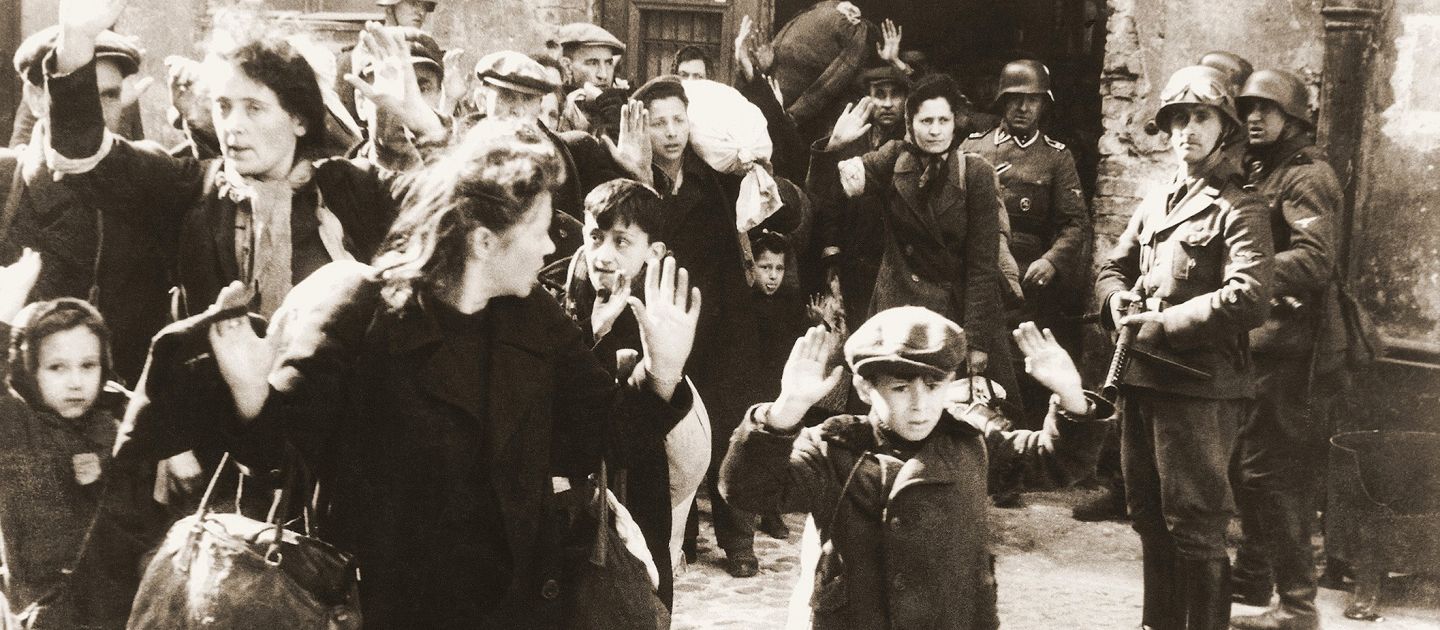 Ein Foto von flüchtenden Menschen und Soldaten während des NS Regimes