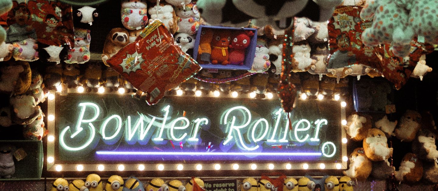 (c) Wendy Wei Ein Foto einer Spielebude auf dem Jahrmarkt