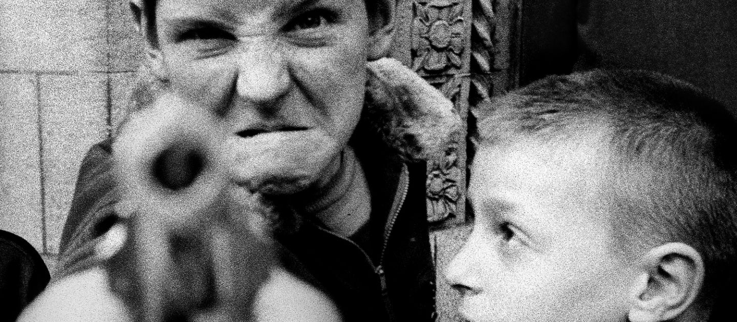 (c) William Klein / Trunk Archive Das Foto ist in schwarzweiß und zeigt zwei Kinder. Ein Kind hält eine Pistole.