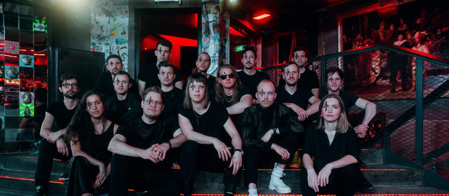 Jazzrausch Bigband Ein Foto der 16-köpfigen Jazzrausch Bigband auf Stufen sitzend