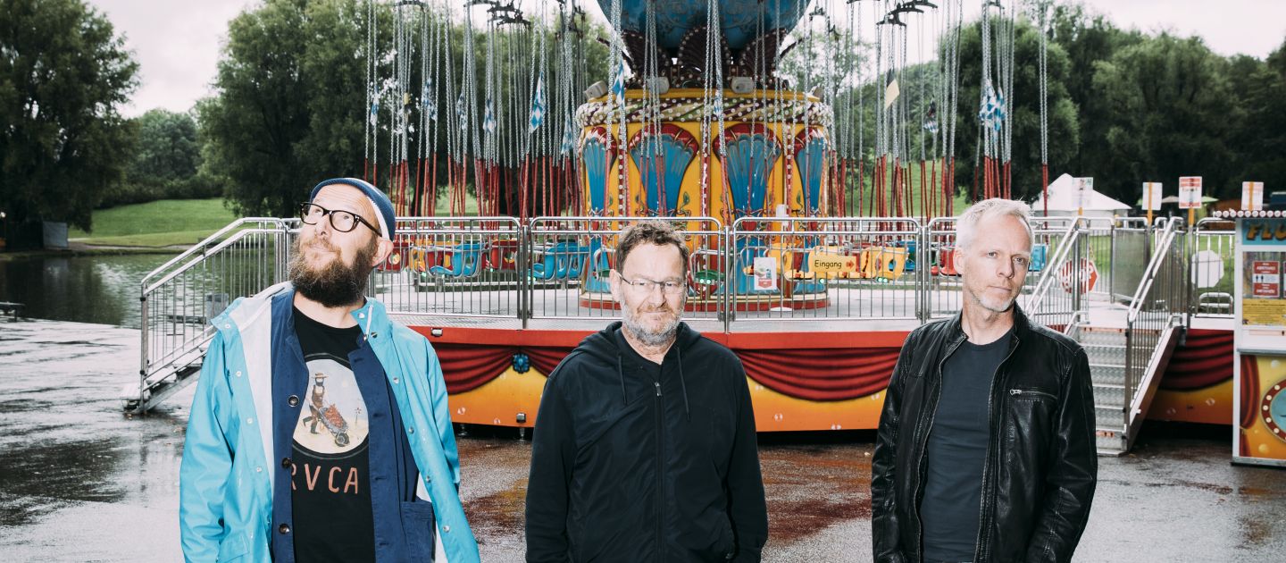 Das Foto zeigt die Band Bananafishbones vor einem Karussel stehend.