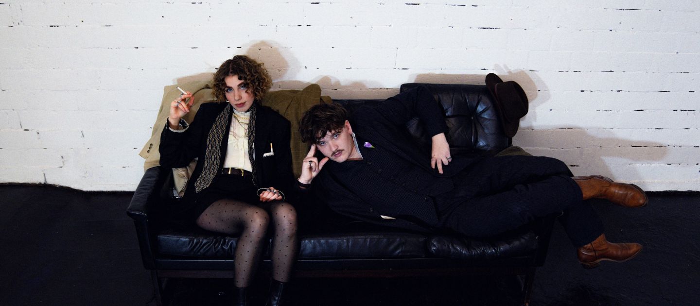 (c)Zana Helff Malva und Quentin sitzend und liegend auf einer Couch