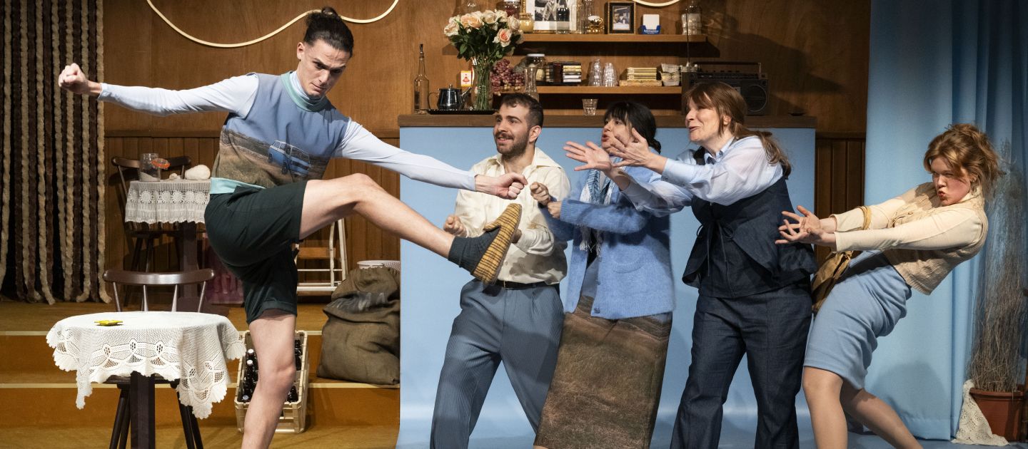 Unser Deutschlandmärchen (c) Thilo Beu Fünf Schauspieler*innen stehen in einer Reihe. Die Person links außen kickt sein Bein in die Höhe.