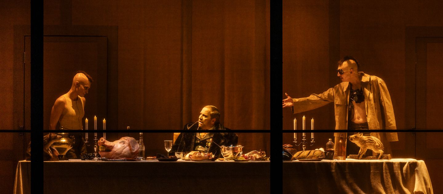 Draußen vor der Tür (c) Thomas Rabsch Drei Schauspieler*innen an einer reich geschmückten Tafel.