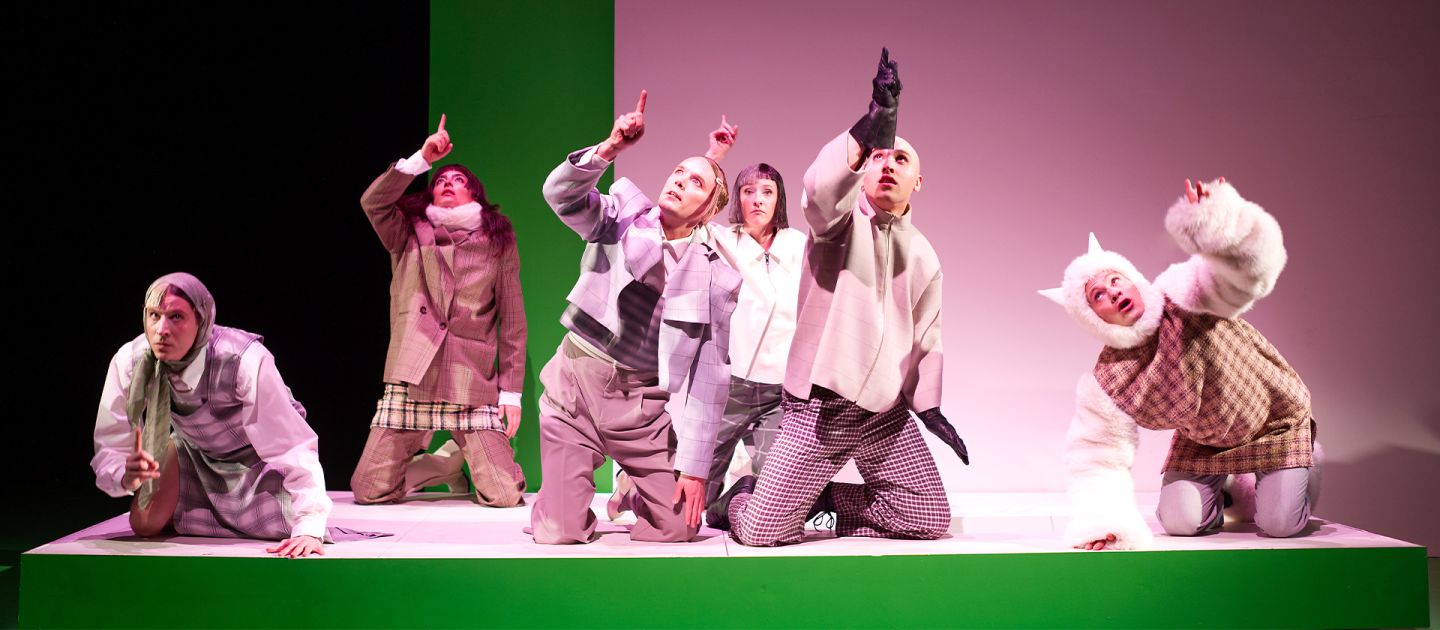 Die Nashörner (c) Gabriela Neeb Das Ensemble von DIE NASHÖRNER zeigt in den Himmel.