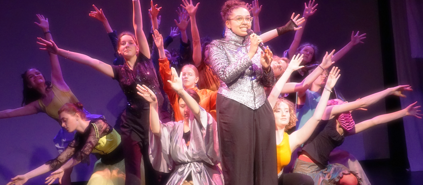 Das Ensemble von NO TIME TO SHINE in Formation.