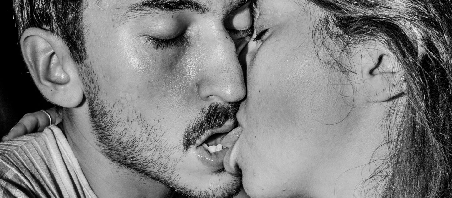 Ein Mann und eine Frau küssen sich leidenschaftlich.