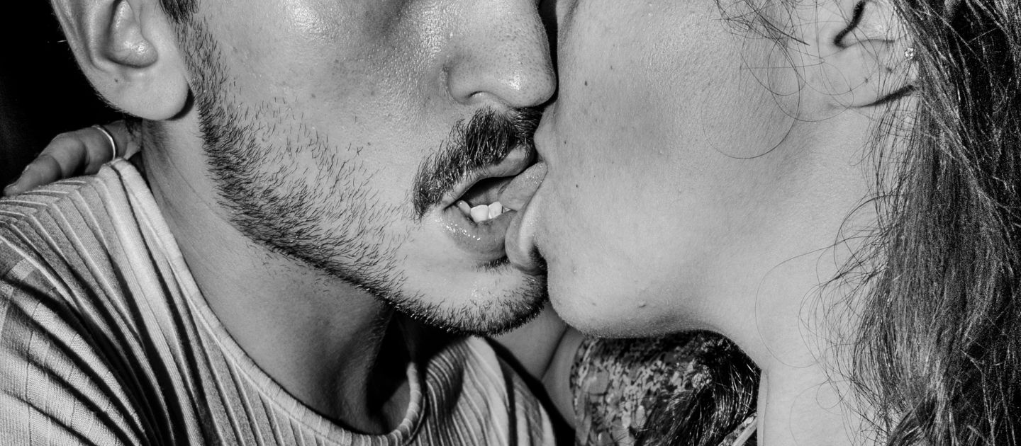 Ein Mann und eine Frau küssen sich leidenschaftlich.