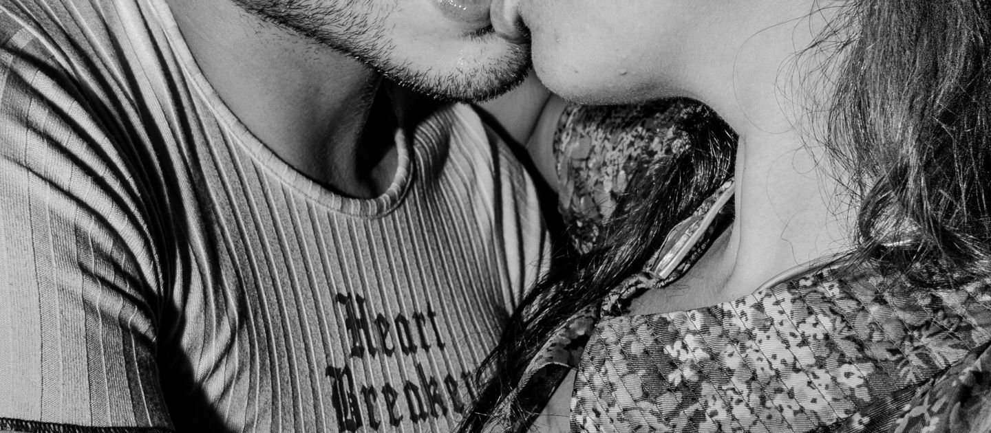 Ein Mann und eine Frau küssen sich leidenschaftlich.