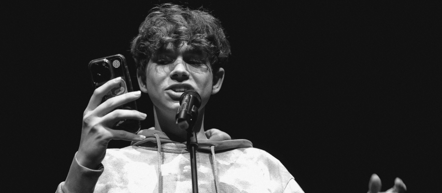 Ein Slammer spricht in ein Mikro, schwarz-weiße Fotografie