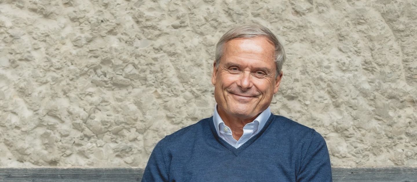 Ein Portraitfoto von Axel Hacke. Er sitzt auf einer Bank. (c) Mena Zoo