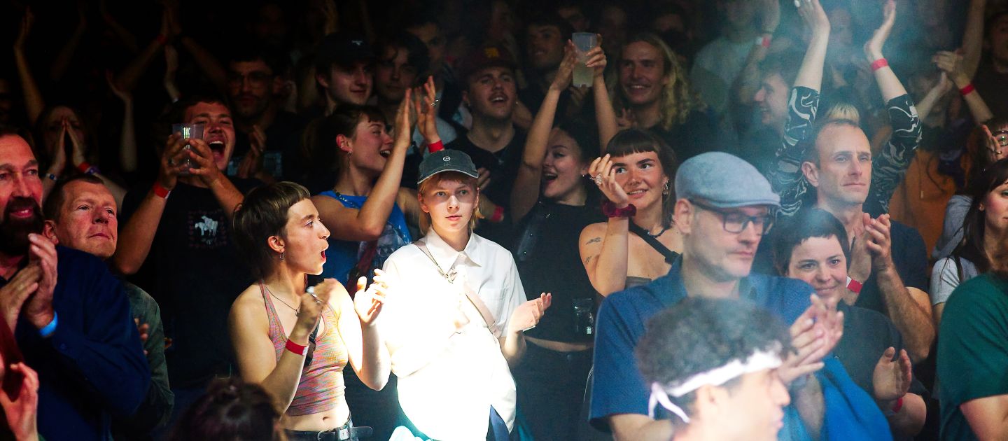 Eine Menschenmenge klatscht und feiert